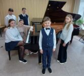 Перед концертом. Учащиеся отделения фортепиано Шалинской ДШИ